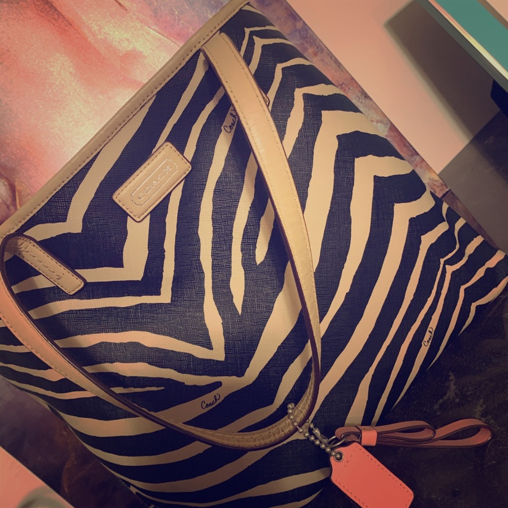 Large Coach handbag in very good condition.